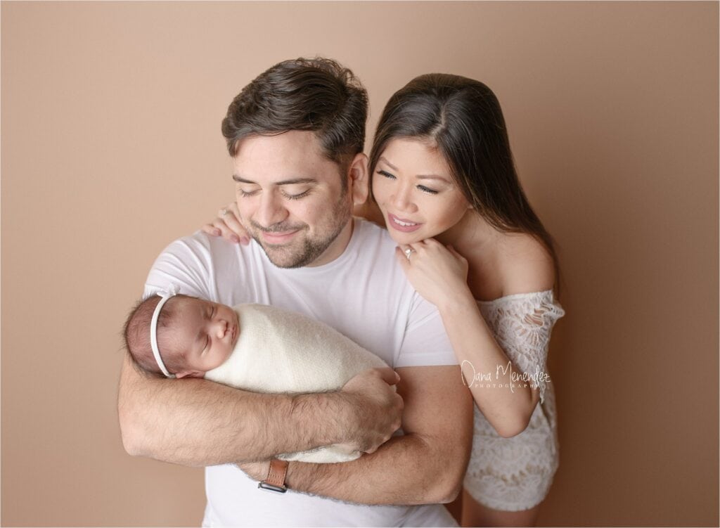 Newborn portrait of Maggie with her parents in Okotoks, AB, captured by Dana Menendez.